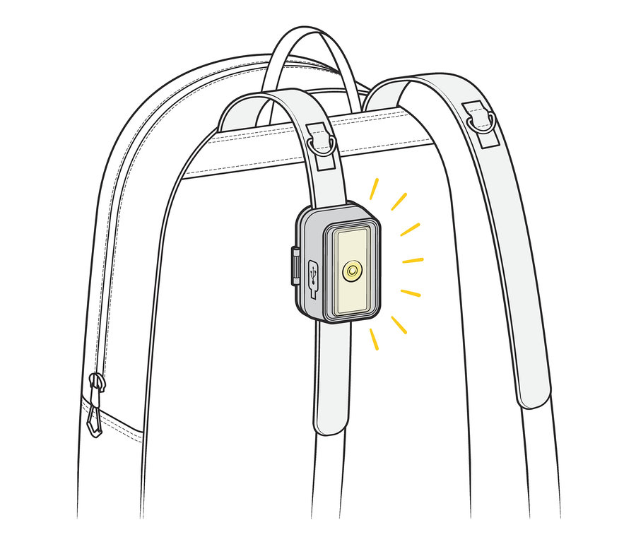 LED-Stirnlampe an einem Rucksackgurt befestigt.