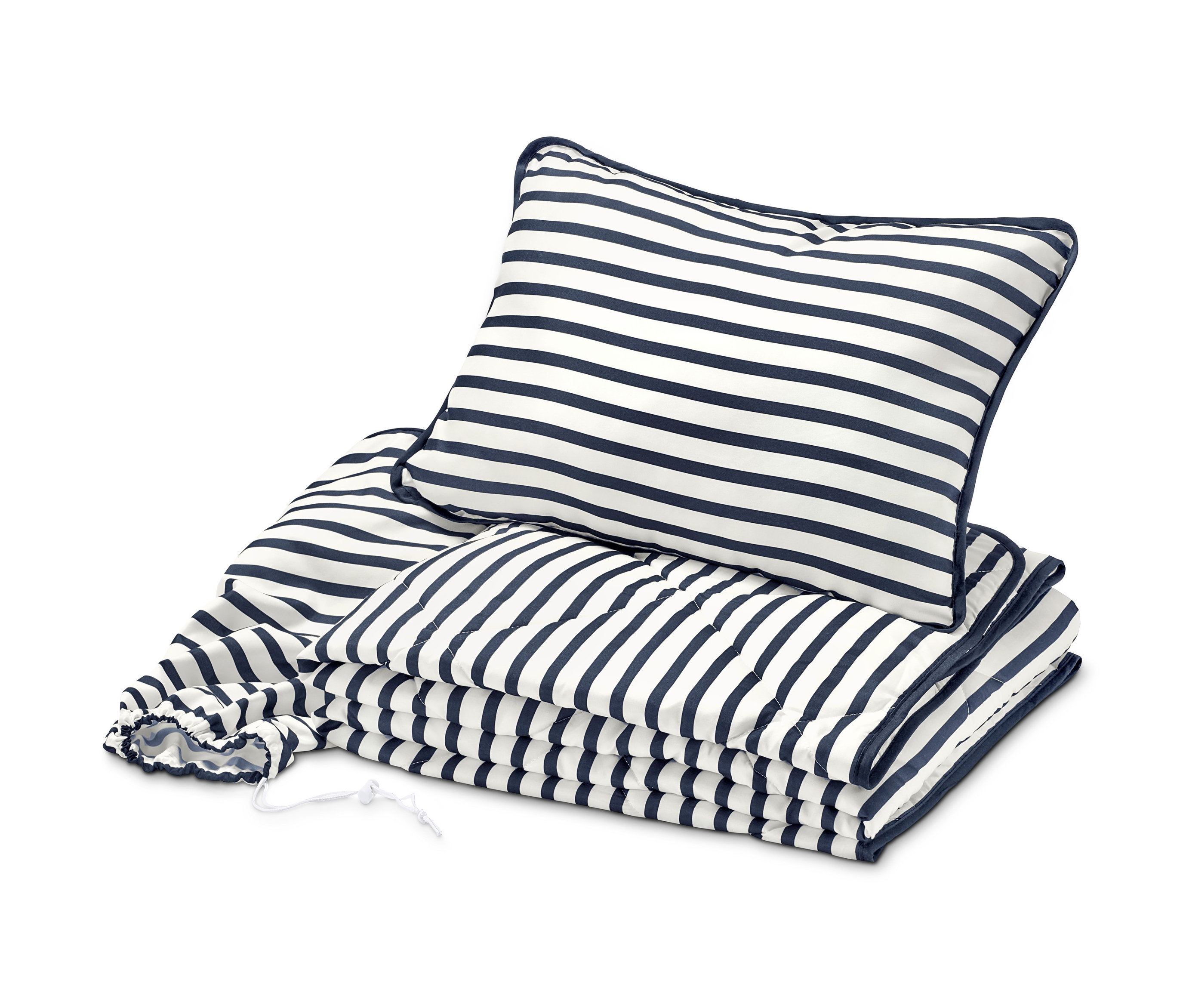 Ein Reise-Betten-Set mit blau-weißen Streifen, bestehend aus Kissen, Decke und Kissenbezug.