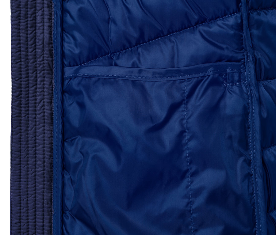 Detailansicht einer blauen, leichten Steppjacke mit Tasche.