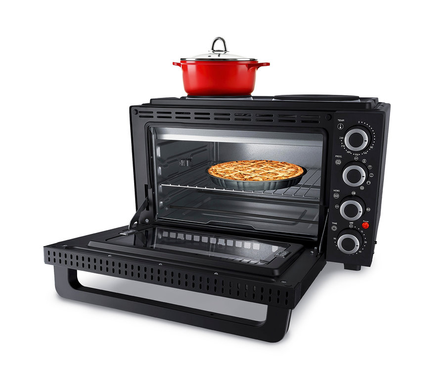Ein schwarzer Multifunktionsbackofen mit geöffneter Tür. Im Inneren befindet sich ein Kuchen. Auf der Oberseite steht ein roter Topf. Auf der Oberseite steht ein roter Topf. Steba-Grillbackofen mit Kochplatten »KB K30«, 30 Liter