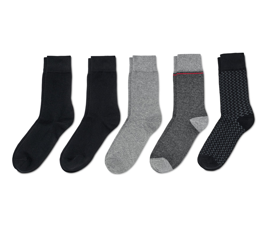 Fünf Paar Socken in verschiedenen Farben und Mustern.