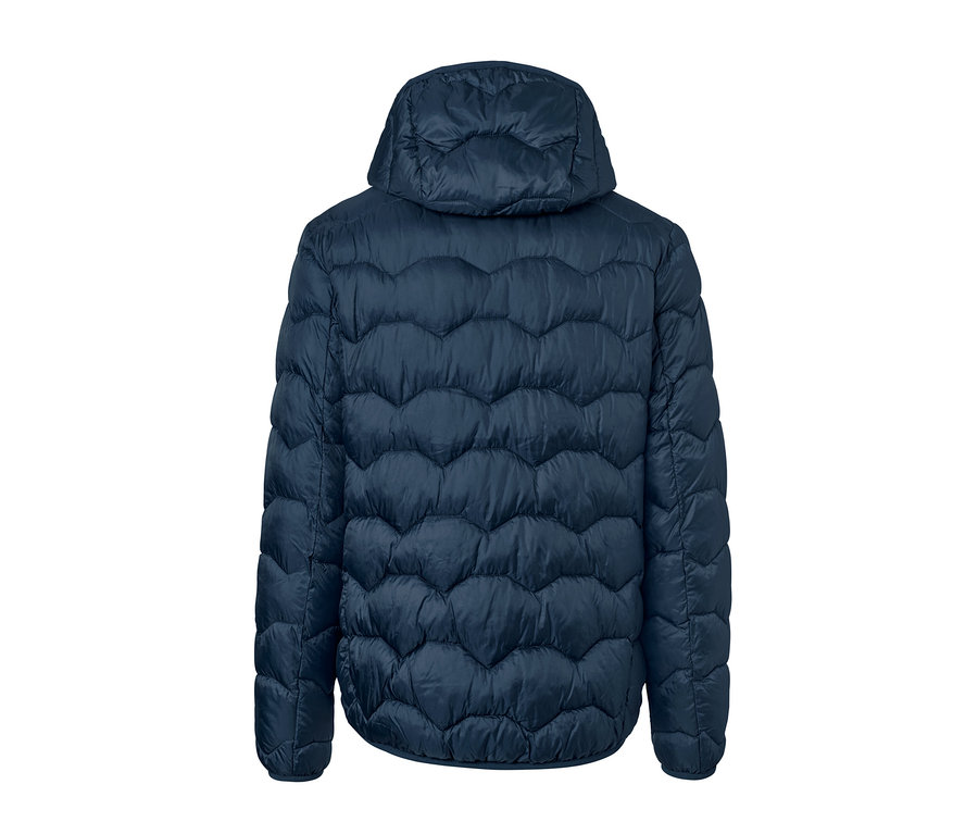 Detailansicht der Rückseite einer dunkelblauen Steppjacke mit Kapuze.