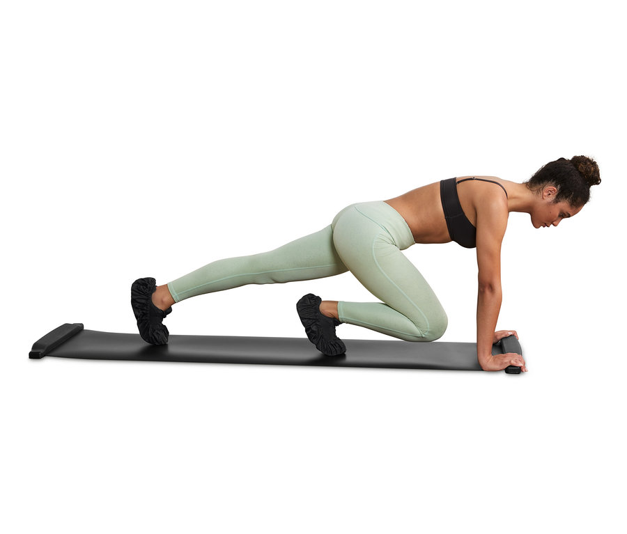 Frau macht Übungen auf einem Slide-Board.