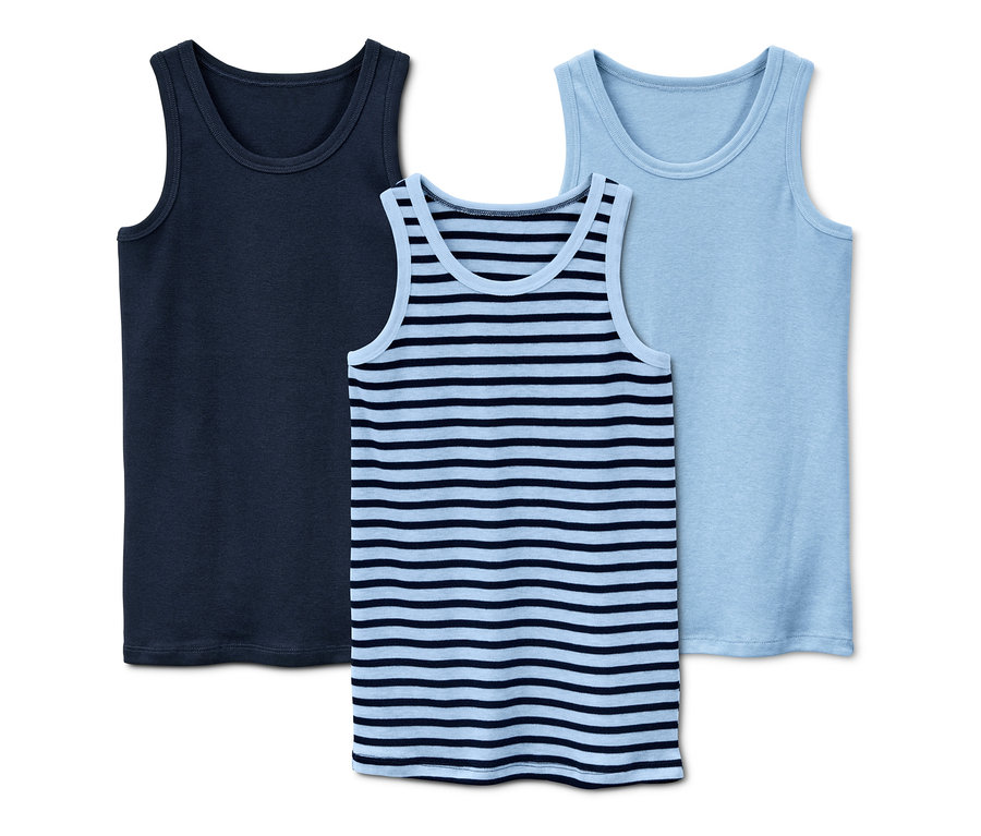 Drei blaue Jungen-Unterhemden im Set.