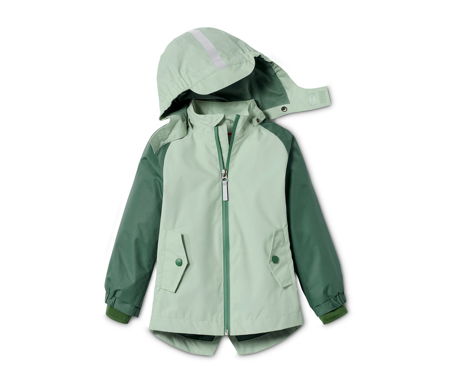 Hellgrün-dunkelgrüne Regenjacke aus recyceltem Material.