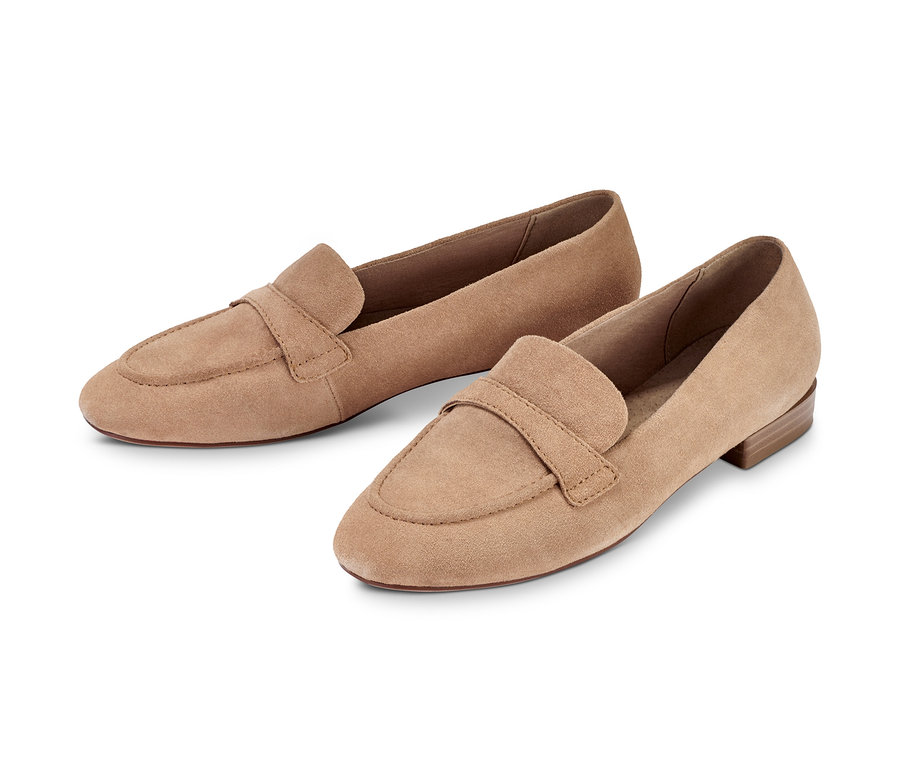 Zwei beigefarbene Loafer aus Veloursleder liegen auf einem weißen Hintergrund.