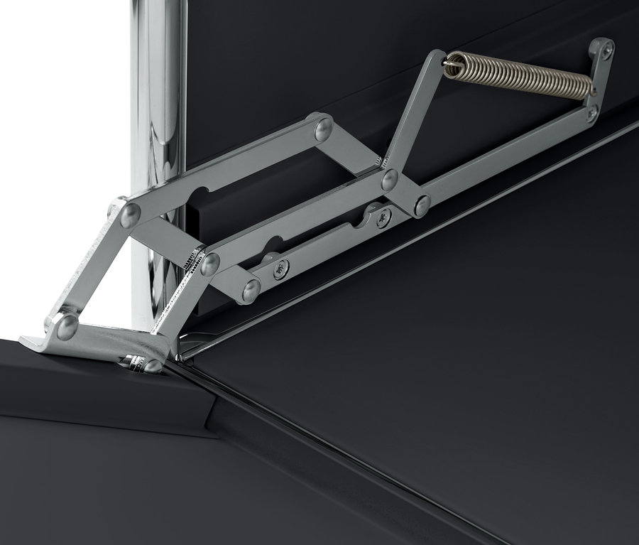 Detailansicht des Klappmechanismus des schwarzen Rollcontainers »CN3« aus Metall.