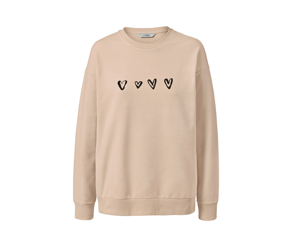 Ein beiges Sweatshirt mit vier schwarzen Herzen.
