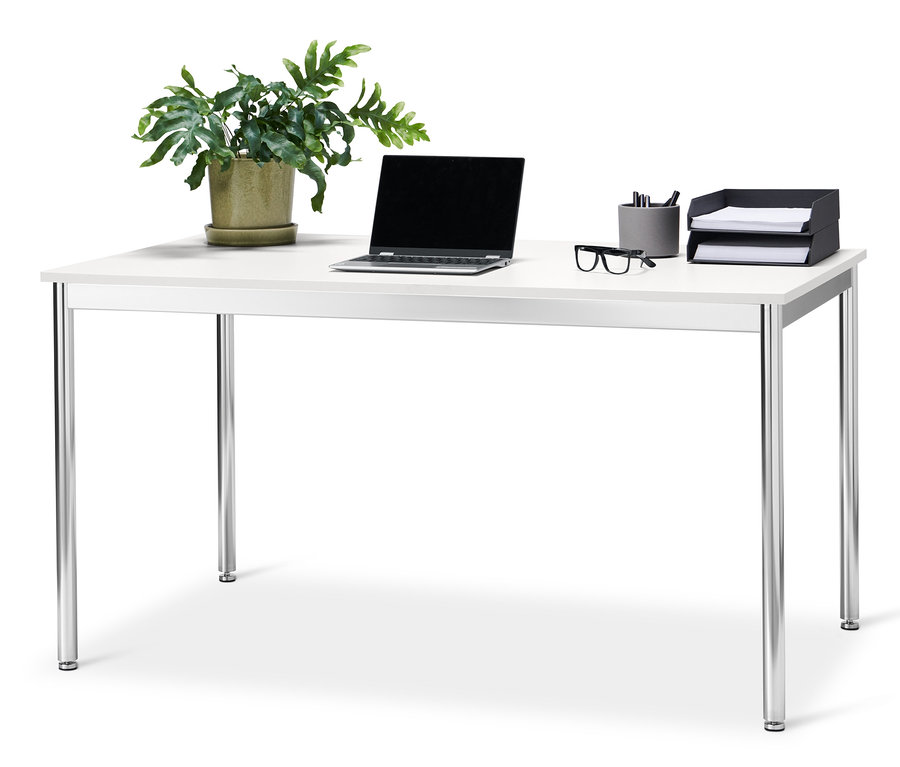 Auf einem weißen Schreibtisch »CN3« stehen ein Laptop, eine Brille, eine Topfpflanze und ein Dokumentenablage.