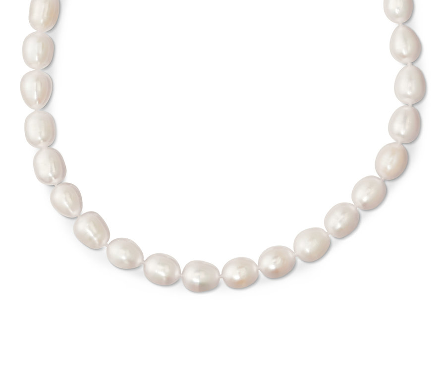 Kette aus Süßwasserzuchtperlen auf weißem Hintergrund.