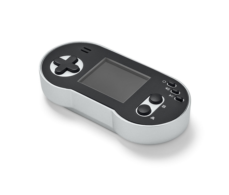 Eine graue Retro-Mini-Spielekonsole liegt auf einem weißen Hintergrund.