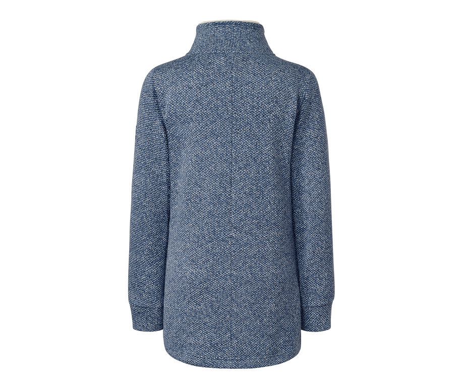 Detailansicht der Rückseite eines Strickfleece-Mantels.