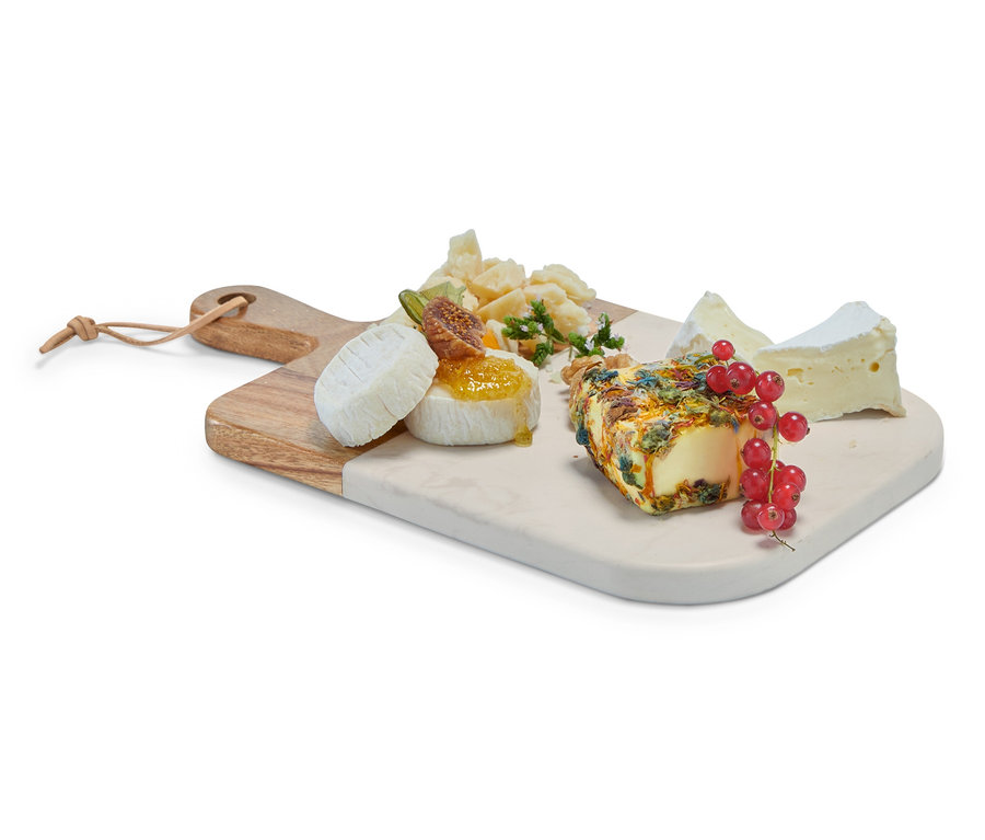 Käse und Obst auf einem Servierbrett.