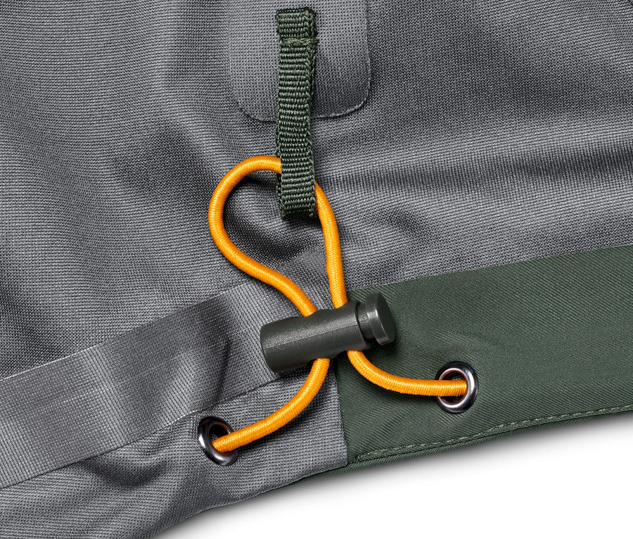 Detail einer grauen Outdoorjacke mit orangefarbener Zugschnur.