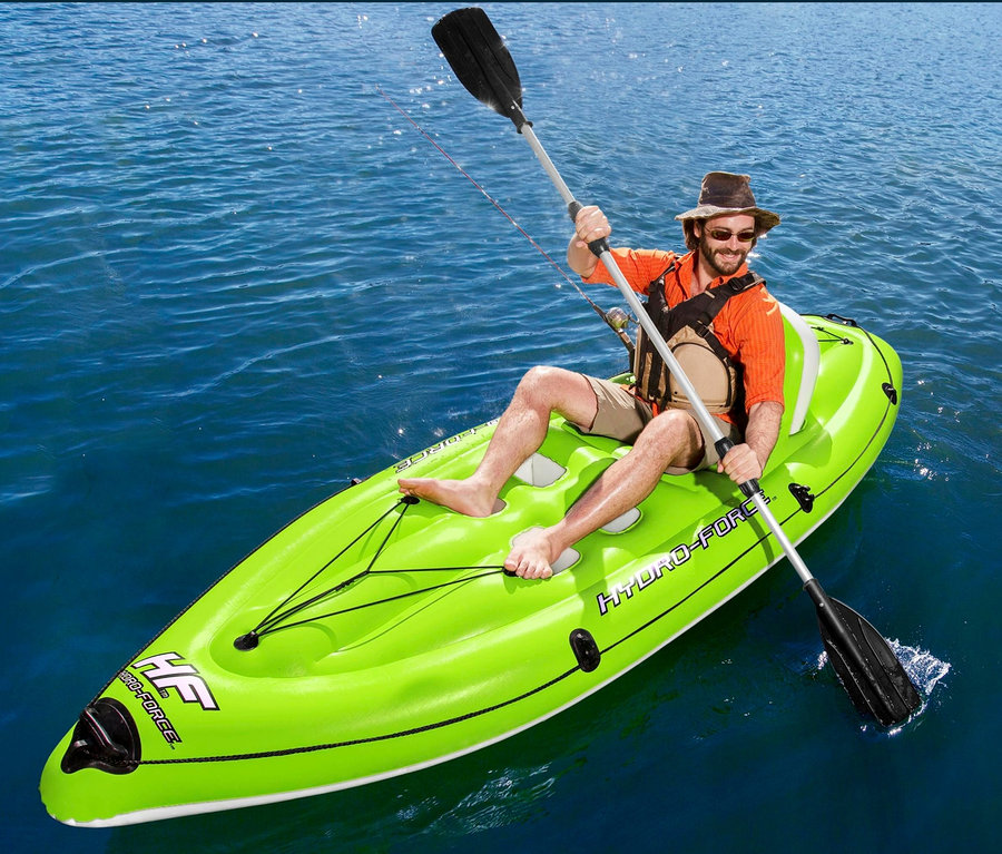 Mann paddelt auf einem grünen Bestway® Hydro-Force Angelboot-Set »Koracle«.