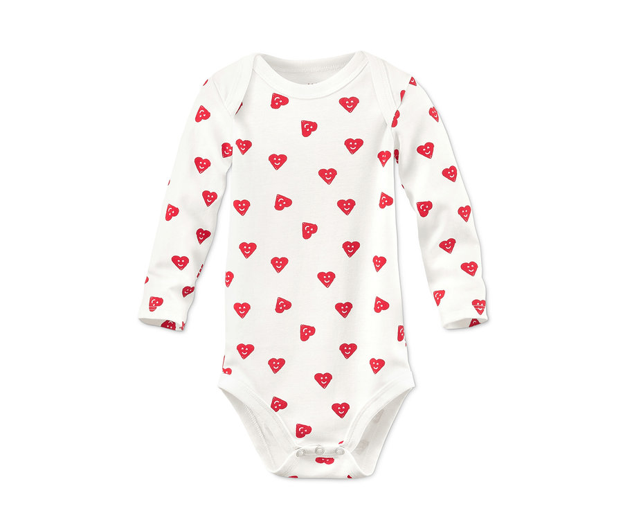 Ein weißer Langarmbody aus Bio-Baumwolle, bedruckt mit roten Herzen.