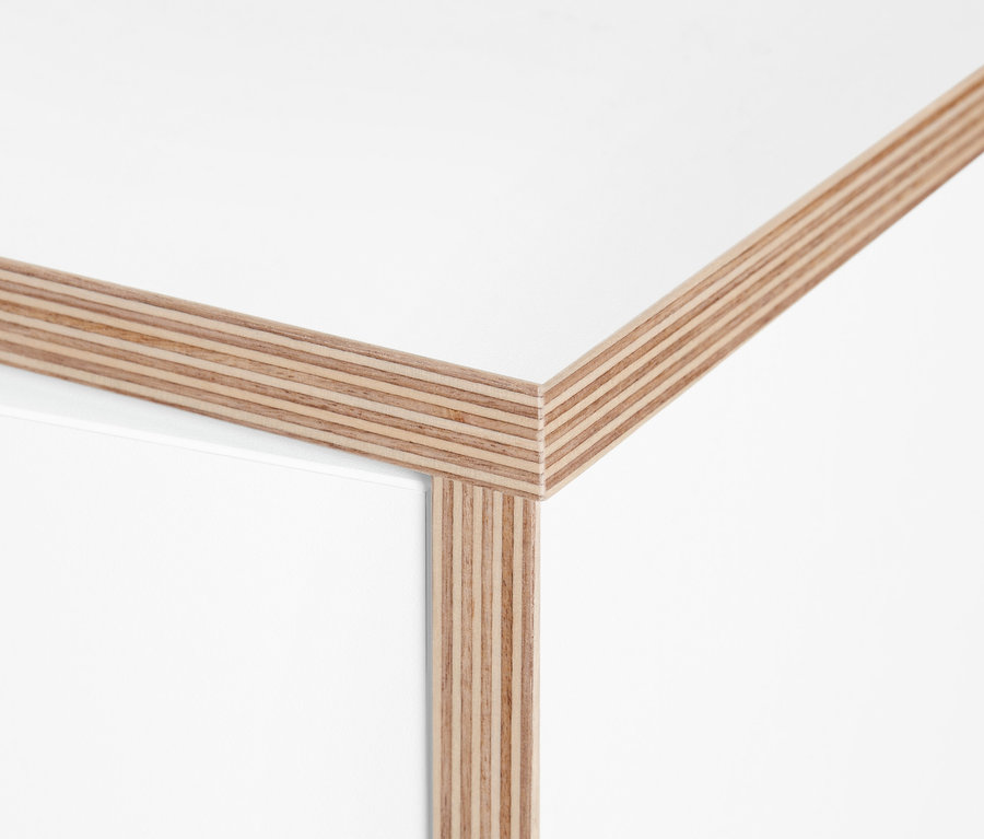 Detailaufnahme eines weißen Sideboards mit Holzkanten.