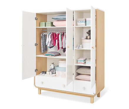 Geöffneter, großer Pinolino Kleiderschrank »Round« mit Kleidung, Spielzeug und Aufbewahrungsboxen.