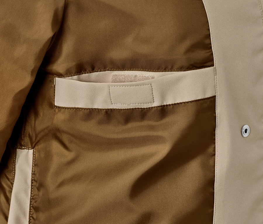 Detailansicht einer beigen Regenjacke mit Innentasche.