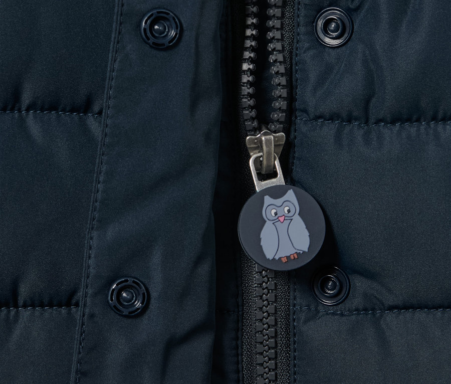 Detail einer Thermoparka mit Reissverschluss und Eule.