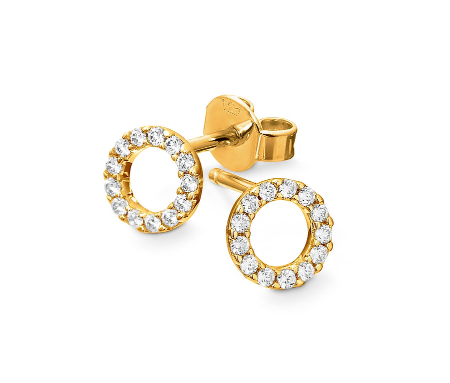 Nahaufnahme von drei Gold-Ohrsteckern Circle Zirkonia auf weißem Grund.