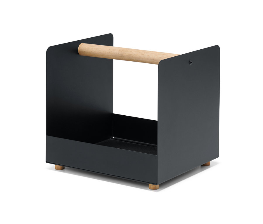 Schwarzer Kaminholzkorb mit Holzgriff.