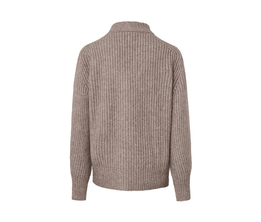 Detailansicht der Rückseite eines grob gestrickten Cardigans mit Wolle.