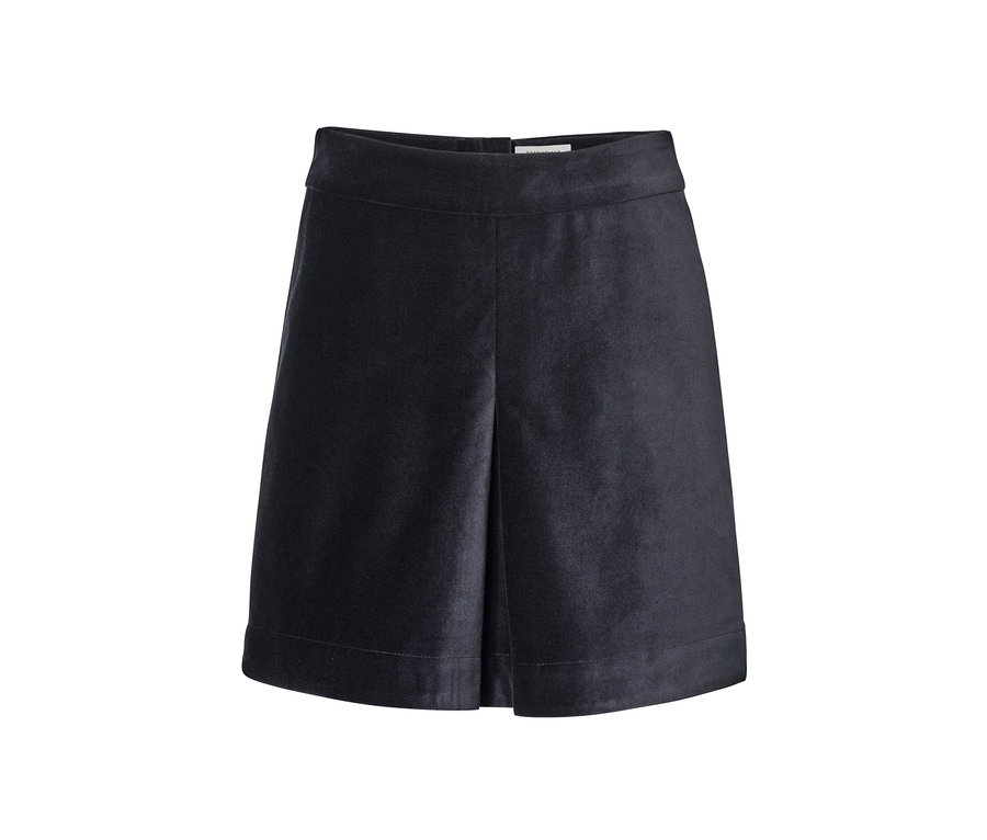 Ein kurzer Samtrock.