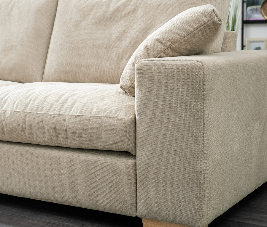 Detailansicht des beigen 2,5-Sitzer-Sofas »Lea« mit Longchair links.