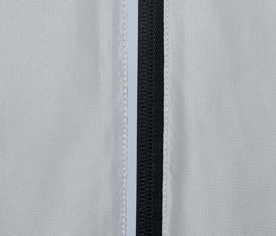 Detailansicht eines grauen Regenjackenponchos mit Reißverschluss.