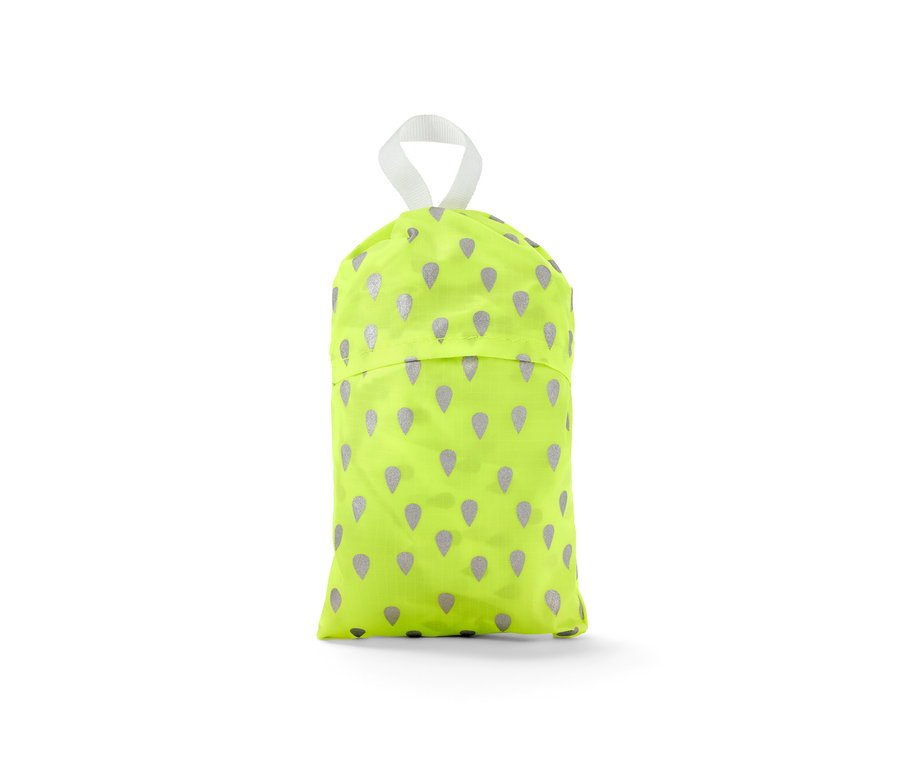 Gelber Rucksack-Regenschutz, reflektierend, mit silbernem Tropfenmuster hängt an einer weißen Schlaufe.