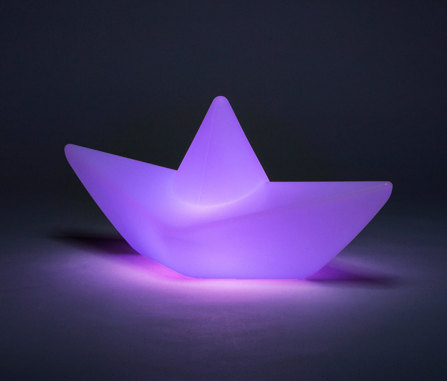 Ein leuchtendes Papierboot-Licht leuchtet lila.