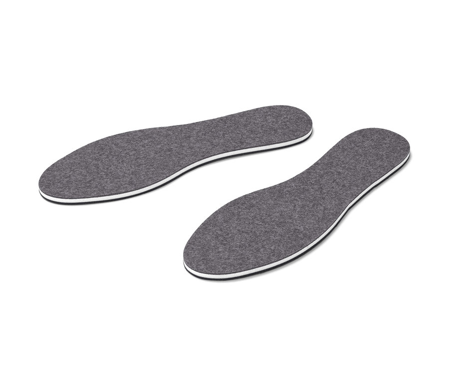 Ein Paar Thermo-Einlegesohlen auf weißem Hintergrund.