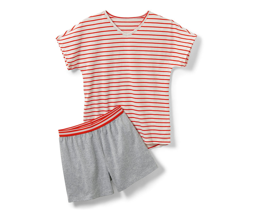 Kurzer Kinder-Pyjama mit roten Streifen und grauen Shorts.