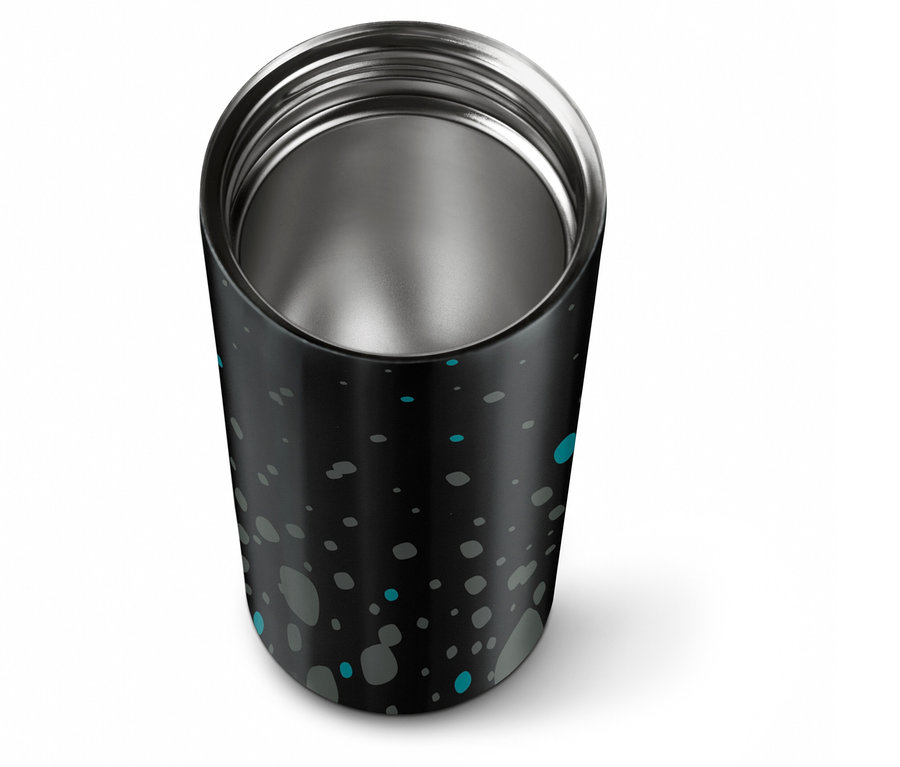 Detailansicht von oben auf einen Coffee-to-go-Becher, Hybrid Black mit blauen und grauen Flecken auf schwarzem Hintergrund.