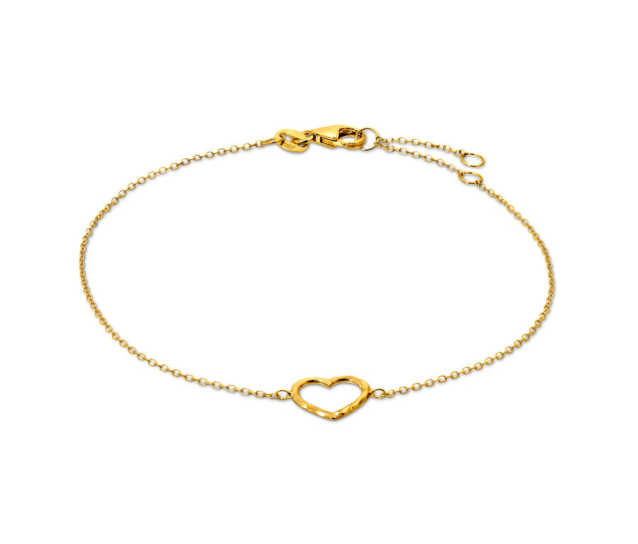Goldenes Armband mit Herz auf weißem Hintergrund.