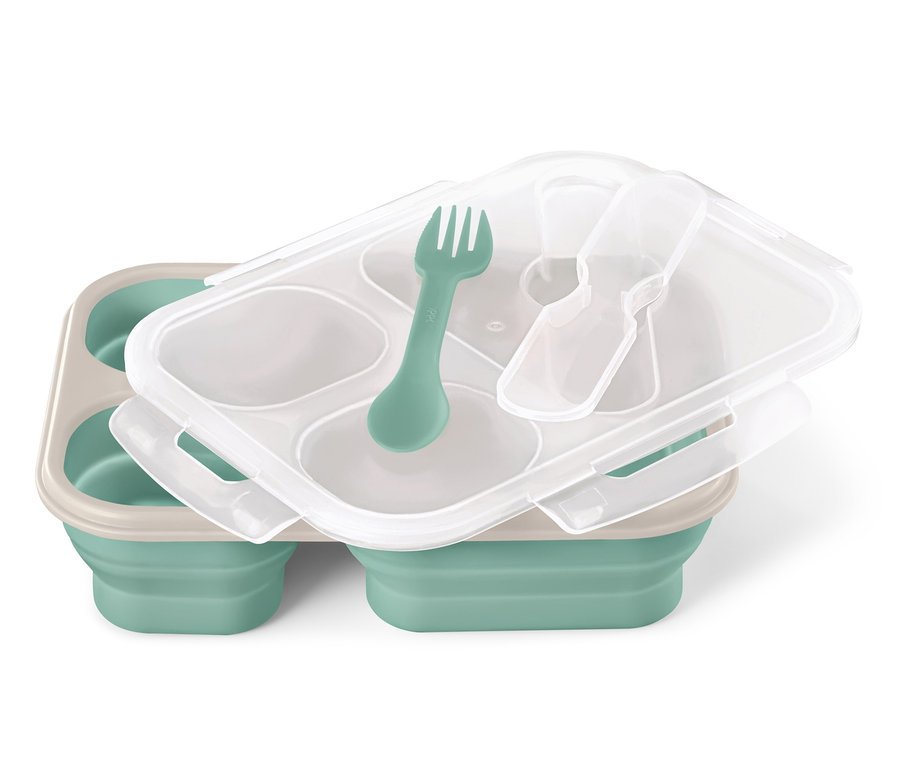 Eine faltbare Lunchbox mit transparentem Deckel, einer grünen Gabel und einem transparenten Löffel.