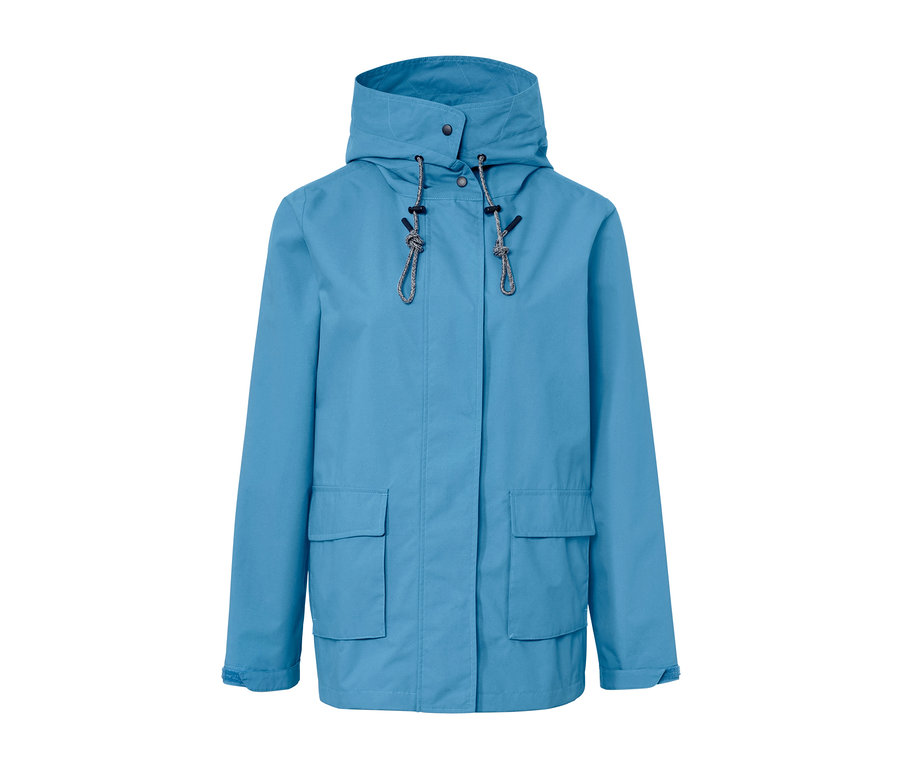 Eine blaue Allwetterjacke mit Kapuze und zwei Taschen.