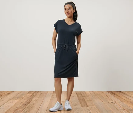 Frau posiert in einem dunkelblauen Outdoorkleid.