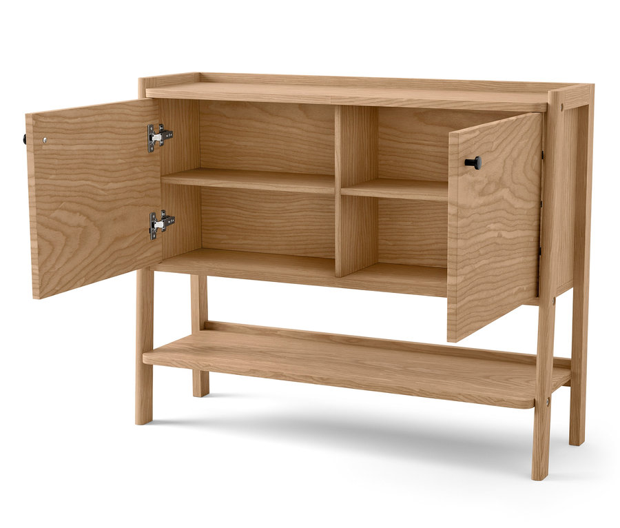 Geöffnete hölzerne Anrichte mit Regalen.