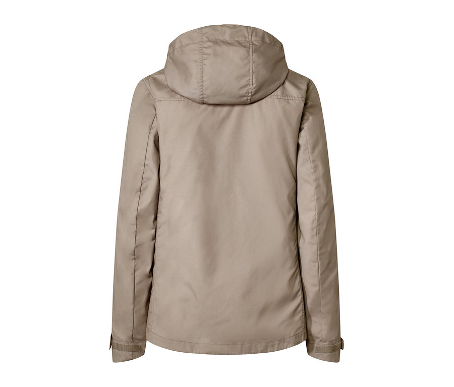 Eine beige Allwetterjacke von hinten.