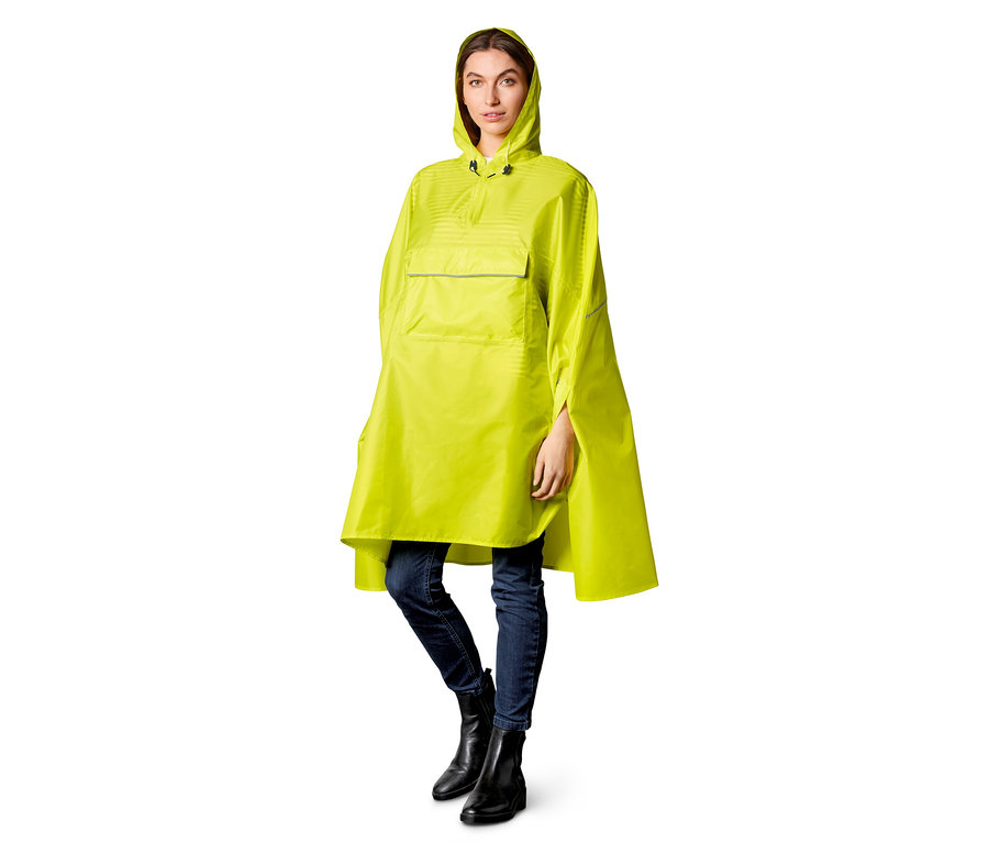 Frau trägt gelben Regenponcho.