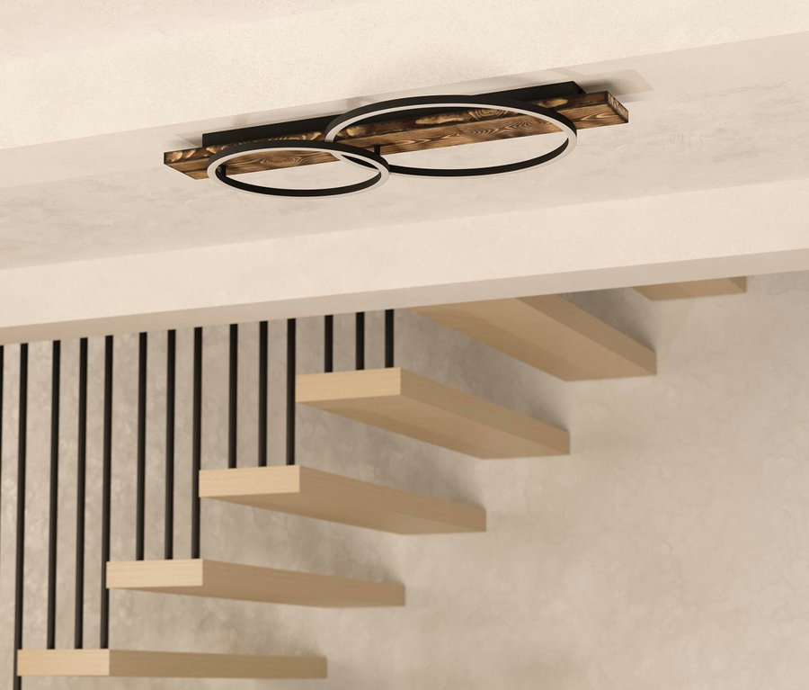 Zwei kreisförmige LED-Deckenleuchten »Boyal« von Eglo auf einem Holzsockel, montiert an der Decke über einem Treppenhaus und einer Pflanze.