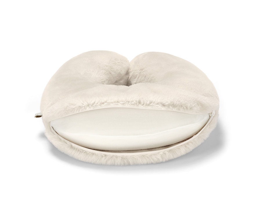 Ein Memory-Foam-Nackenkissen in Creme auf einem weißen Hintergrund.