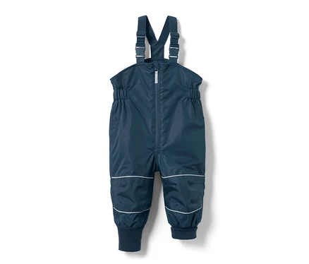 Eine dunkelblaue Kleinkinder-Regenhose mit Latz und Reflektoren.