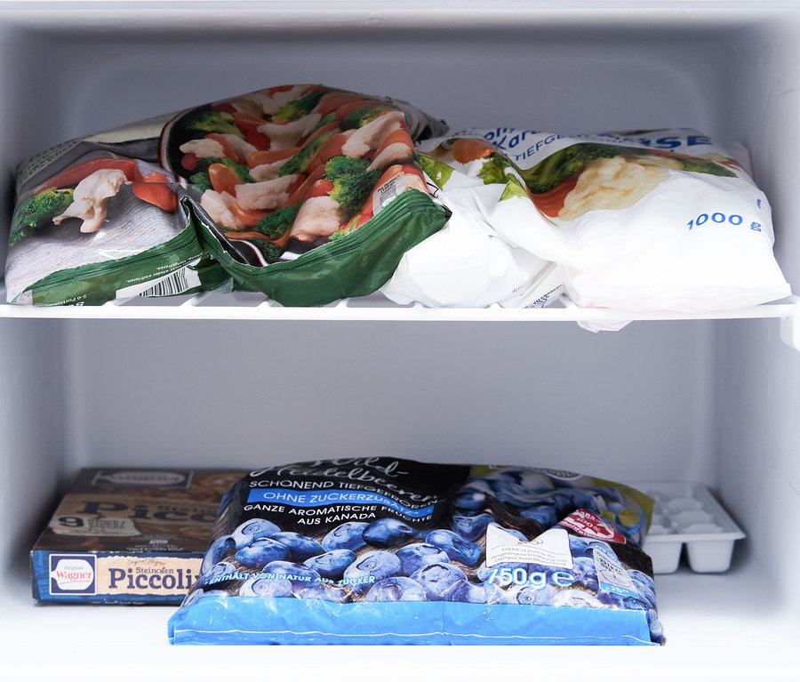 Voller Gefrierschrank mit gefrorenem Gemüse und Obst, inklusive einer Respekta Kühl-Gefrierkombination »KS144VC« in Vintage Cream.