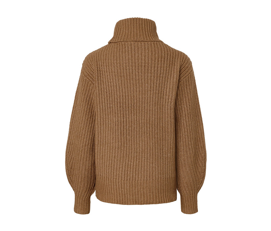 Detailaufnahme eines braunen Grobstrickpullovers mit Rollkragen.