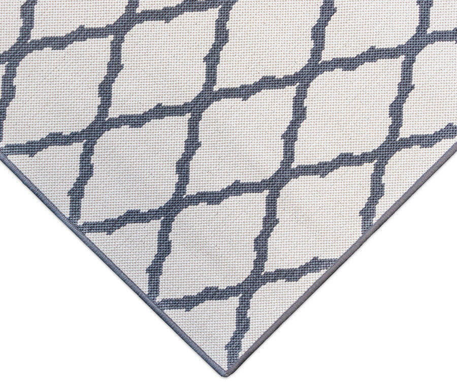 Detailansicht eines grauen Outdoor-Wendeteppichs "Rhombus".