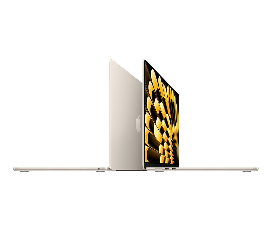 Zwei Apple Macbook Air 15,3" in Polarstern Farbe, einer geschlossen und einer geöffnet, auf weißem Hintergrund.