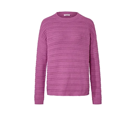 Lila Pullover mit Ajour-Muster.